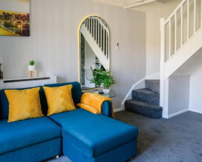 Stylish Two-bed House Birmingham sleep up-to 6